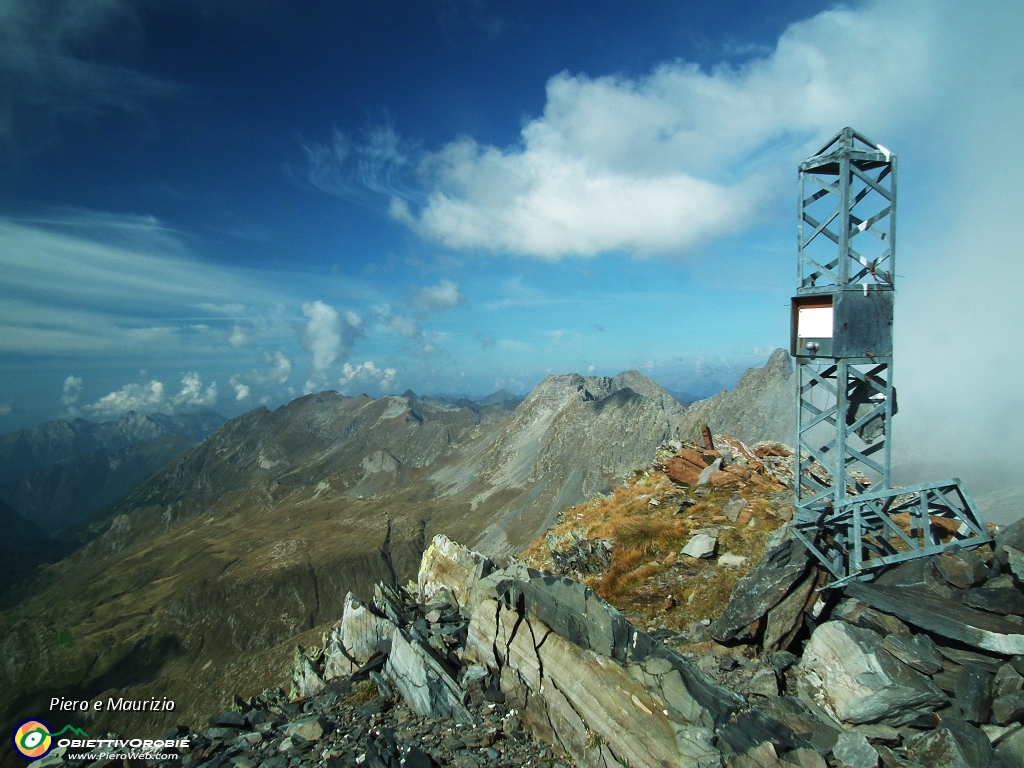 42 PIZZO PORIS (2712 m.) con la croce sfracellata dai fulmini....jpg